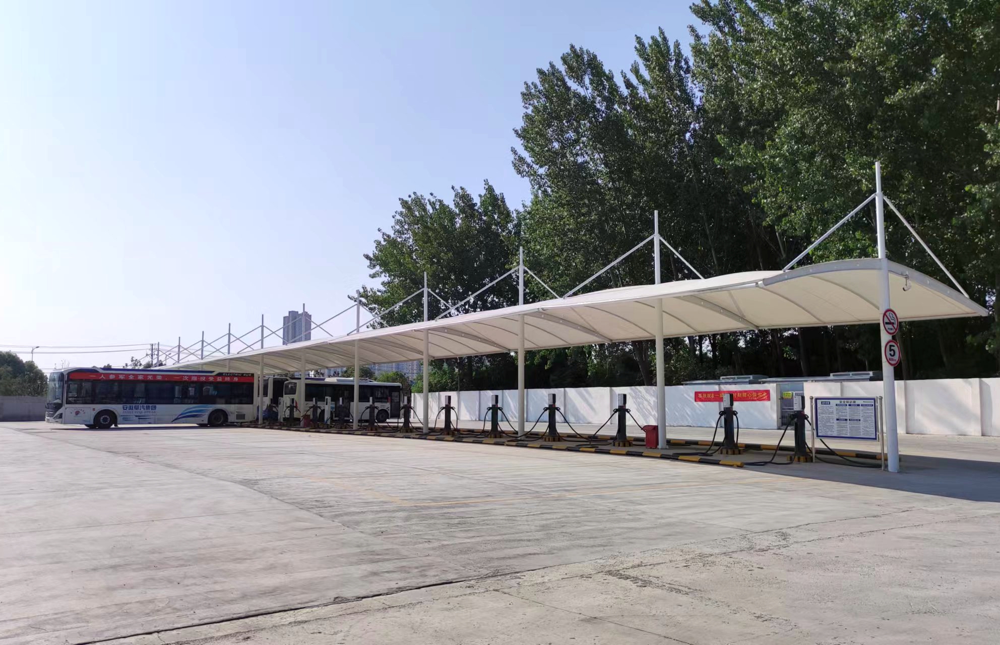 沙河路充电桩站场建设完成并投入运行