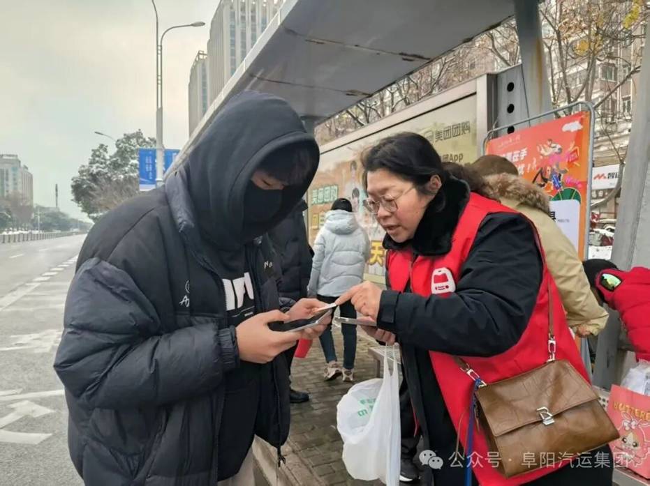 志愿服务映红群众出行路