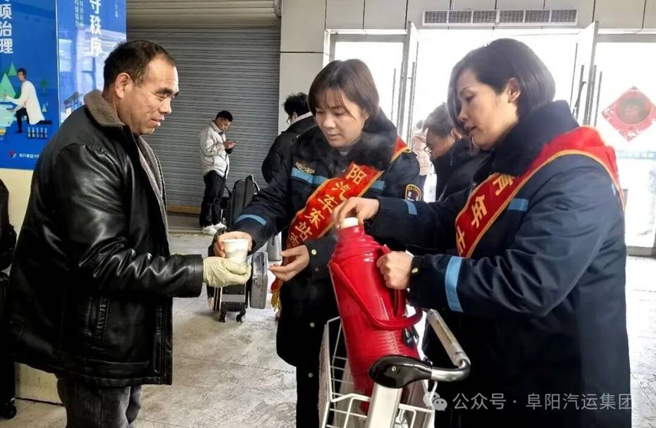 冰雪阻途 阜汽人温情守护旅客